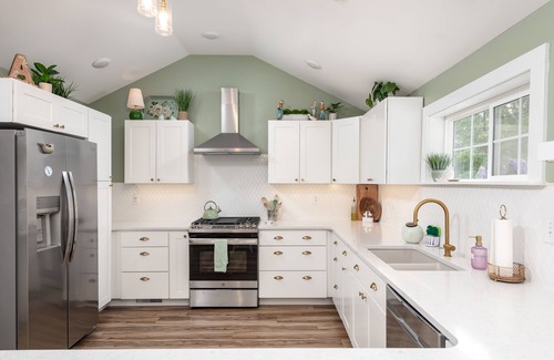 Harrison Cottage | Relax & Unwind at Anna's Place! Stylish interior, gardens + a beautiful patio.