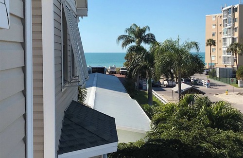Holmes Beach House | Relax & Unwind at Bryant’s Beach Bungalow!
