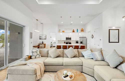 Mariner House | Relax & Unwind: Canal-Front Escape with Pool & Lanai