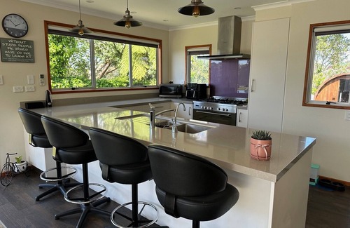 New Plymouth House | Relax - Unwind- Enjoy - Location Plus.5-7 Min to Local Restaurants/Beach/City