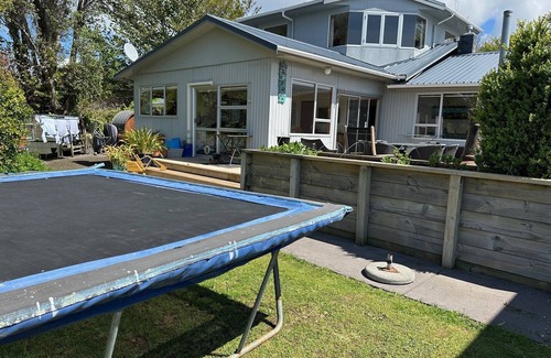 New Plymouth House | Relax - Unwind- Enjoy - Location Plus.5-7 Min to Local Restaurants/Beach/City