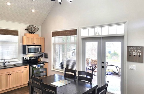 Okanagan-Similkameen House | Relax & Unwind in a Stunning 3-Bedroom Cottage near the Pool & Beach