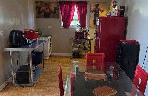 West Pullman Apartment | Relax & Unwind in This Comfortable 3BR Unitn
