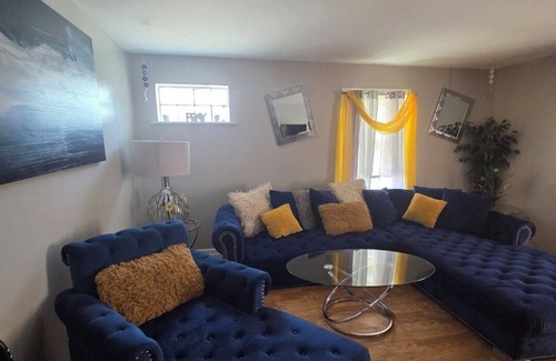 West Pullman Apartment | Relax & Unwind in This Comfortable 3BR Unitn