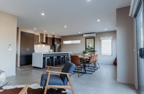 Nagambie House | Relax & watch magical sunsets upstairs balconies overlooking the beautiful lake