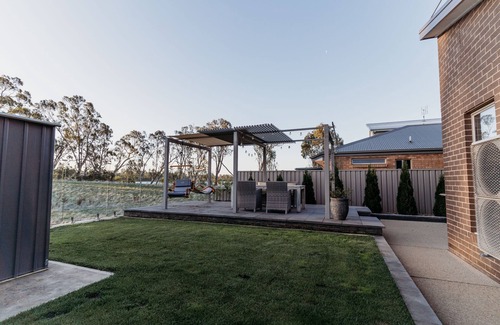 Nagambie House | Relax & watch magical sunsets upstairs balconies overlooking the beautiful lake