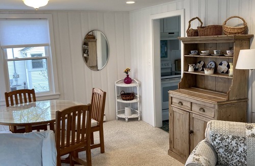 Colchester Cottage | Relax with a beautiful lake view