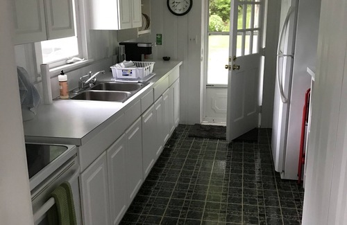 Colchester Cottage | Relax with a beautiful lake view