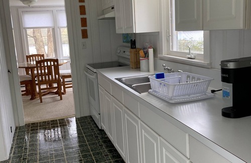 Colchester Cottage | Relax with a beautiful lake view