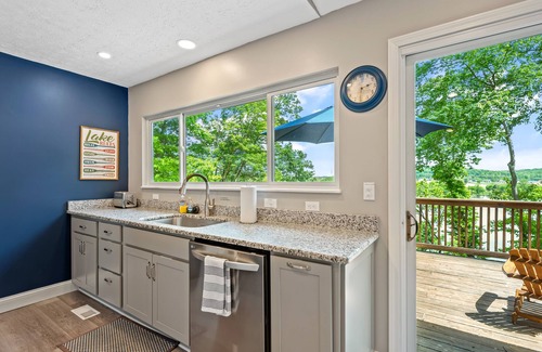 Kingston House | Relax with a view of the lake