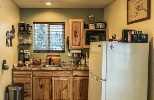 Knik River Cabin | Relax with amazing 360° mountain views in this cozy Alaskan tiny cabin!