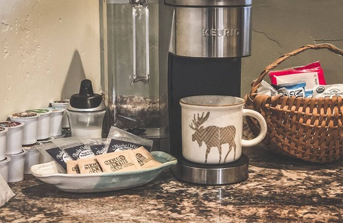 Knik River Cabin | Relax with amazing 360° mountain views in this cozy Alaskan tiny cabin!