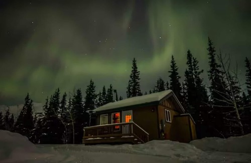 Knik River Cabin | Relax with amazing 360° mountain views in this cozy Alaskan tiny cabin!
