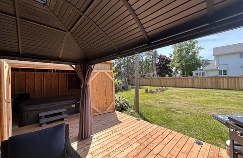 Summerside House | Relax with an enclosed hot tub and cozy island vibes in the heart of Summerside