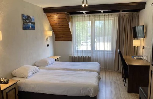 Lekkerkerk Hotel | Relax with Free Parking, Outdoor Pool & Terrace Dining Surrounded by Nature