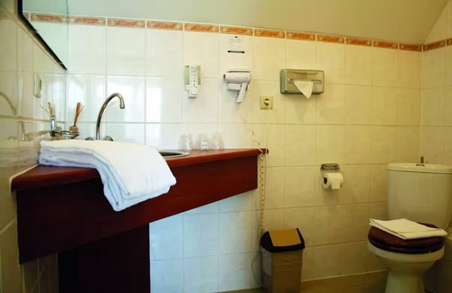 Lekkerkerk Hotel | Relax with Free Parking, Outdoor Pool & Terrace Dining Surrounded by Nature