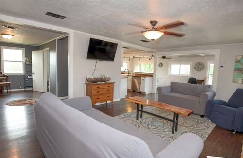 Utopia House | Relax with Hill Country Views! Stock tank POOL and great backyard!