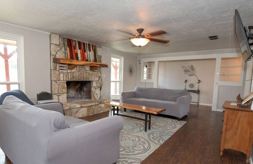 Utopia House | Relax with Hill Country Views! Stock tank POOL and great backyard!