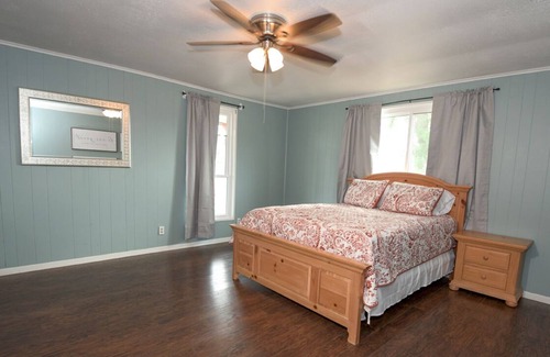 Utopia House | Relax with Hill Country Views! Stock tank POOL and great backyard!