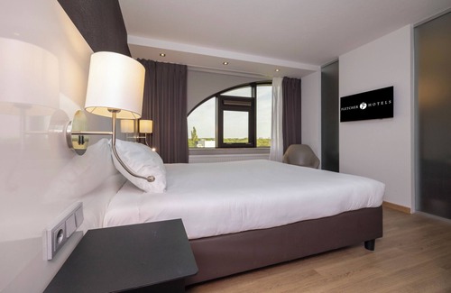 Municipality of Nieuwegein House | Relax with Indoor Heated Pool — Free Parking, Minutes to Dom Tower & Museums