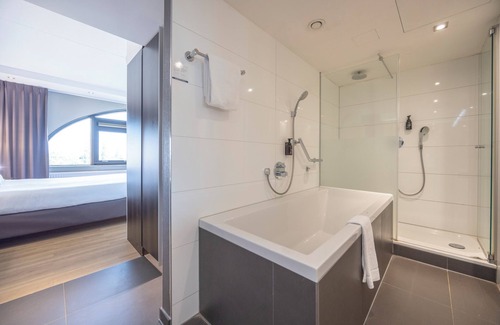 Municipality of Nieuwegein House | Relax with Indoor Heated Pool — Free Parking, Minutes to Dom Tower & Museums