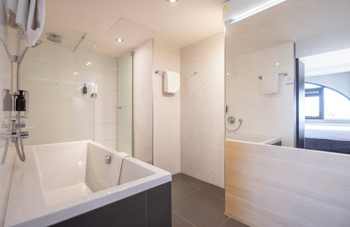 Municipality of Nieuwegein House | Relax with Indoor Heated Pool — Free Parking, Minutes to Dom Tower & Museums