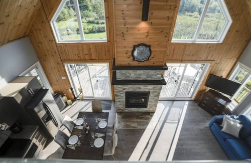 Saint-Raymond Cabin | Relax with Mountain Views, Hot tub and Fireplace