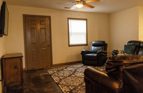 Birdeye House | Relax with the whole family as you visit a small town in Arkansas.