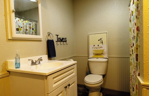 Birdeye House | Relax with the whole family as you visit a small town in Arkansas.