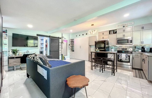 Dover Shores West House | Relax & Work 1BR by Park | Wi-Fi + Kitchen