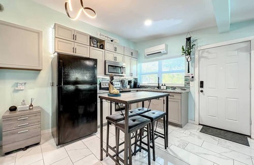 Dover Shores West House | Relax & Work 1BR by Park | Wi-Fi + Kitchen