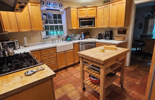 Armbrust House | Relax & Work: Cozy 4BR Retreat, Fireplace, Fast Wi Fi, Ideal Location, Turnpike