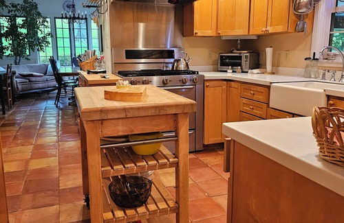 Armbrust House | Relax & Work: Cozy 4BR Retreat, Fireplace, Fast Wi Fi, Ideal Location, Turnpike