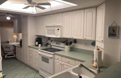 Holmes Beach Condo | RELAX/WORK @ Sunbow Bay! By Beach w/Pools & Pickleball. Clean & newly updated!