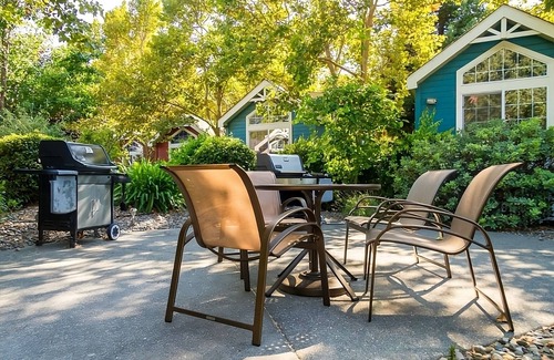 Napa Hotel | Relaxation in Napa Valley! 2 Spacious Units, Swimming Pool, Free Parking!