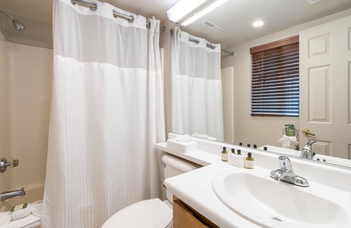 Napa Hotel | Relaxation in Napa Valley! 2 Spacious Units, Swimming Pool, Free Parking!