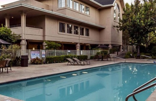 Napa Hotel | Relaxation in Napa Valley! 2 Spacious Units, Swimming Pool, Free Parking!