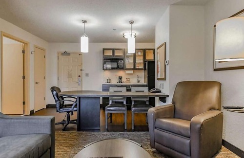 Baymeadows House | Relaxation Retreat in Jacksonville! 3 Modern Units, Pets Allowed, Full Kitchen!