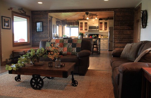Ennis Cabin | Relaxation, Wildlife, and the Madison River!