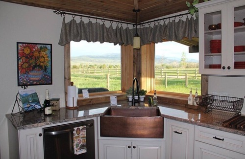 Ennis Cabin | Relaxation, Wildlife, and the Madison River!