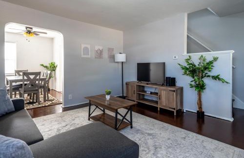 Dayton Apartment | Relaxed 2BR Apt in Moraine with Office Space and Washer & Dryer