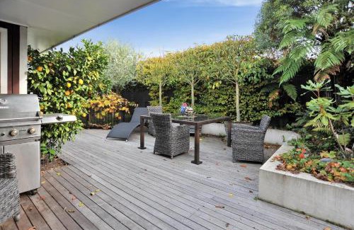 Merivale Apartment | Relaxed 3BR Hideaway - Outdoor Living & Pets - Christchurch Holiday Homes