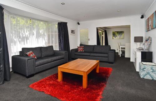 Merivale Apartment | Relaxed 3BR Hideaway - Outdoor Living & Pets - Christchurch Holiday Homes