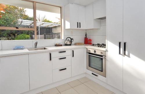 Merivale Apartment | Relaxed 3BR Hideaway - Outdoor Living & Pets - Christchurch Holiday Homes
