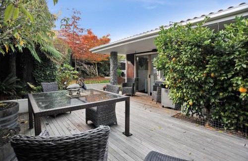 Merivale Apartment | Relaxed 3BR Hideaway - Outdoor Living & Pets - Christchurch Holiday Homes
