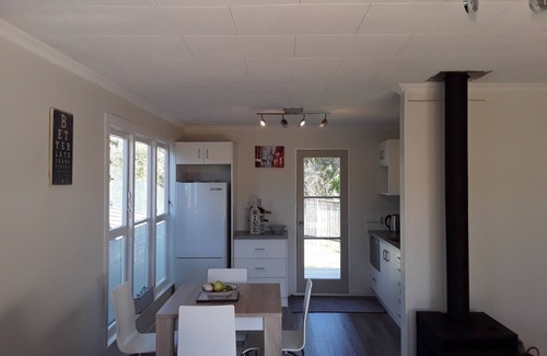 Foxton Beach Cottage | Relaxed Beach Retreat, mod family friendly bach quiet clean close to beach WIFI