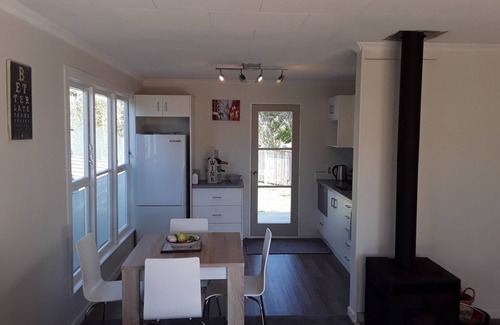 Foxton Beach Cottage | Relaxed Beach Retreat, mod family friendly bach quiet clean close to beach WIFI