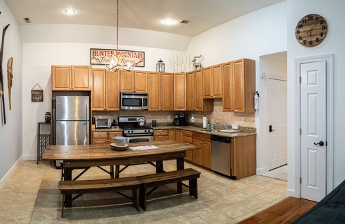 Hunter Condo | Relaxed & Cozy Hunter Retreat - Walk to Hunter Mtn