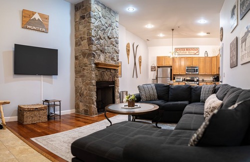 Hunter Condo | Relaxed & Cozy Hunter Retreat - Walk to Hunter Mtn