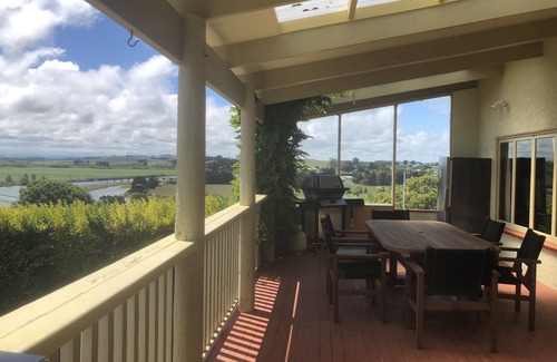 Kakanui House | Relaxed family accommodation close to the beach and river.